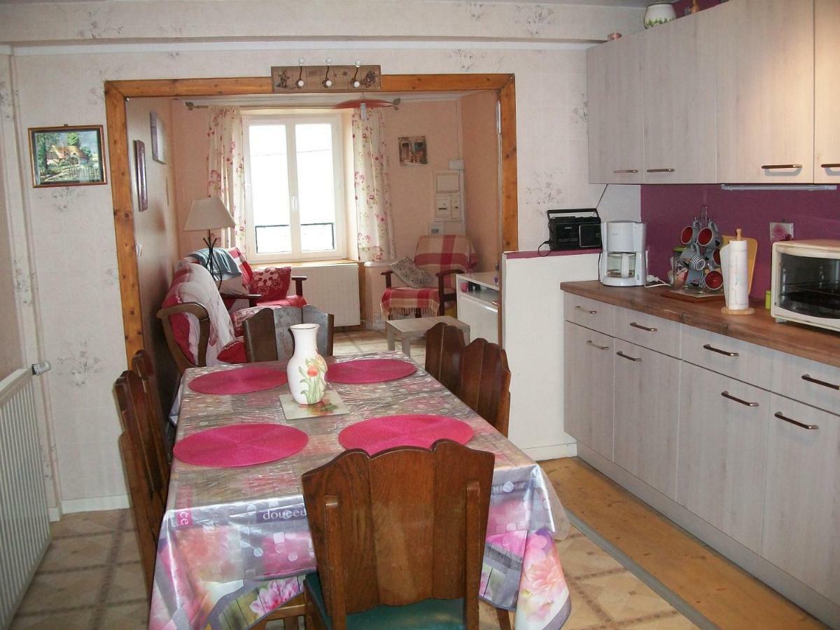 Vacances Au Pied Des Monts Du Cantal Laveissière Exterior foto